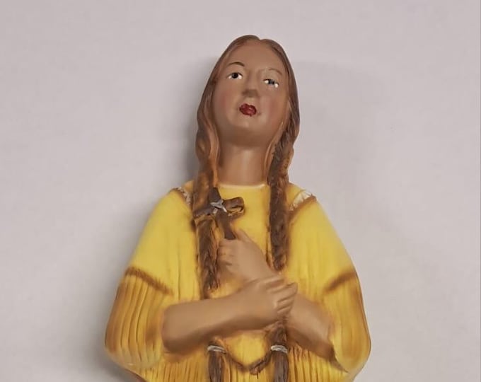 Statue of Saint Catherine Tekakwhita cm 30 (11.81 inches) in marble resin full decorated by hand of Italian artisan production
