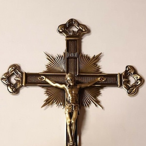 Crucifix cross to hang, 34 x 22 cm (13.38 x 8.66 inches) in metal, handcrafted