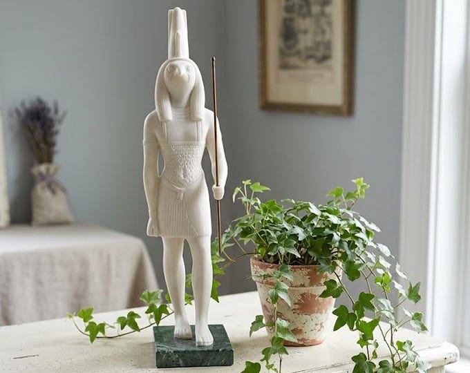 Classical Egyptian Art sculpture "Horus", 34 cm (13.38 inches) in alabaster powder, marble base, handcrafted, made in Italy