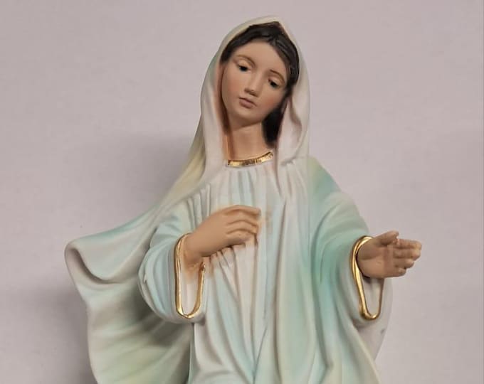 Statue of Our Lady of Medjugorje cm 30 (11.81 inches) in marble resin full decorated by hand of Italian artisan production