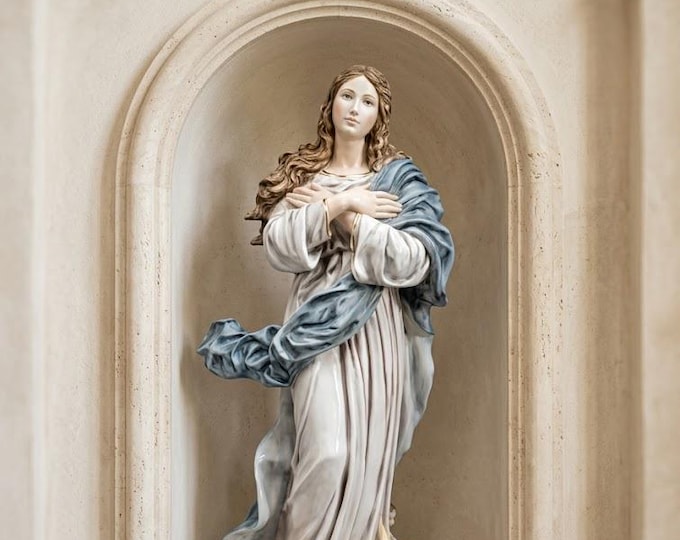 Statue of the Madonna Assunta by Murillo, 90 cm (35.43 inches) in alabaster powder, wooden base, hand-decorated, made in Italy