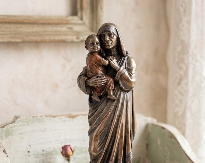 Sculpture of Saint Mother Teresa of Calcutta, 21.5 cm (8.46 inches) in bronzed resin marble, handcrafted in Italy