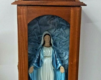 Handcrafted wooden case, fabric interior cm 63 (24,80 inches) and Miraculous Madonna statue cm 32 (12,59 inches) handcrafted production