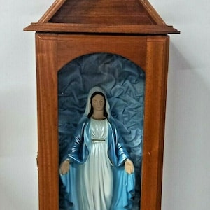 Handcrafted wooden case, fabric interior cm 63 (24,80 inches) and Miraculous Madonna statue cm 32 (12,59 inches) handcrafted production