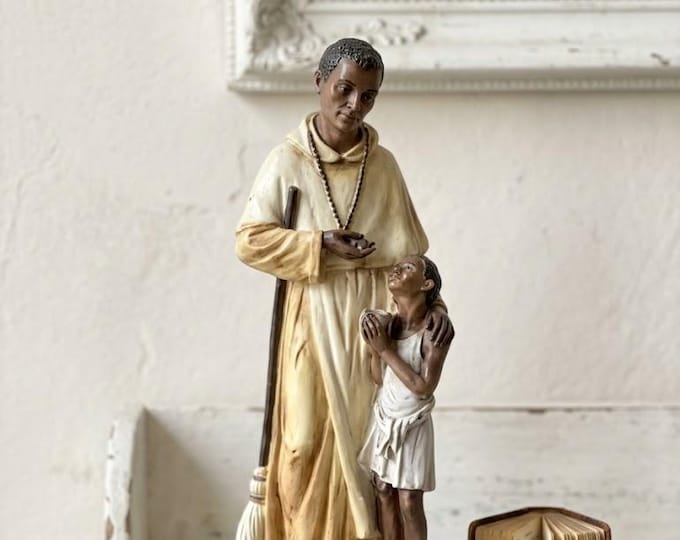 Statue of San Matino de Porres cm 30 (11.81 inches) in alabaster powder, wooden base, hand decorated, made in Italy