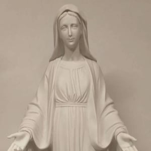 Statue of the Miraculous Madonna cm 60 (23.62 inches) in white resin marble, handcrafted in Italy