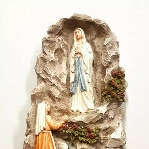 Grotbeeld van de verschijning van Onze-Lieve-Vrouw van Lourdes 22 x 12 cm (8,66 x 4,72 inch) in marmerhars met de hand versierd, handgemaakt in Italië