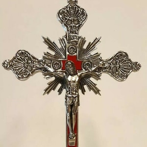 Crucifijo cruz de pie con base, 33 x 19 cm (12,99 x 7,48 pulgadas) en metal y terciopelo, hecho a mano