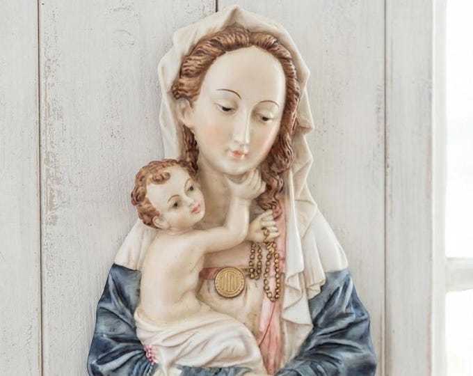 Madonna with child plaque 22 cm (8.66 inches) made of alabaster powder decorated by hand, Italian artisan production