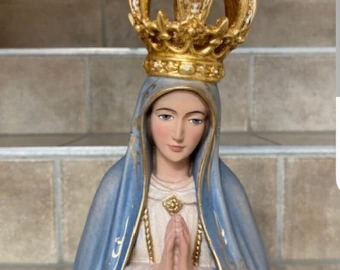 Statue of the Pilgrim Madonna of Fatima carved in wood from Valgardena and decorated by hand, of Italian artisan production