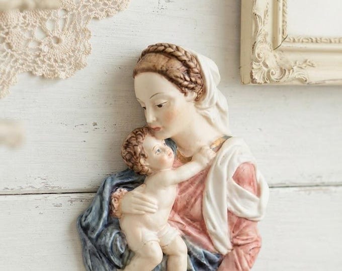 Madonna with child plaque 20 cm (7.87 inches) made of alabaster powder decorated by hand, Italian artisan production