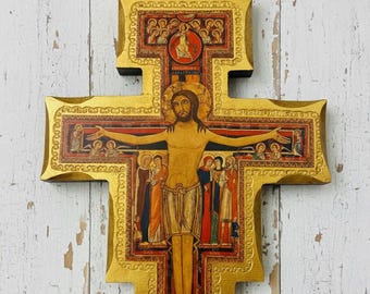 Crucifijo cruz San Damián, realizado en madera, fabricado artesanalmente en Italia, disponible en varios tamaños.