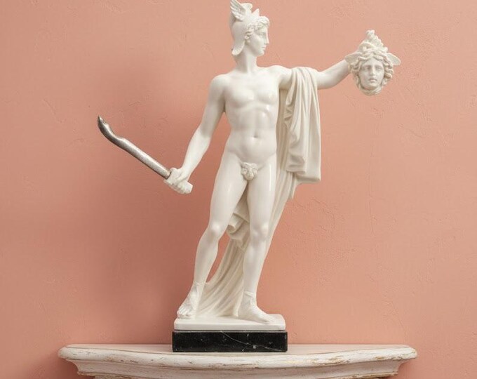 Classical sculpture "Perseus by Canova" in alabaster powder, marble base, 29 cm (11.41 inches) of Italian artisan production.