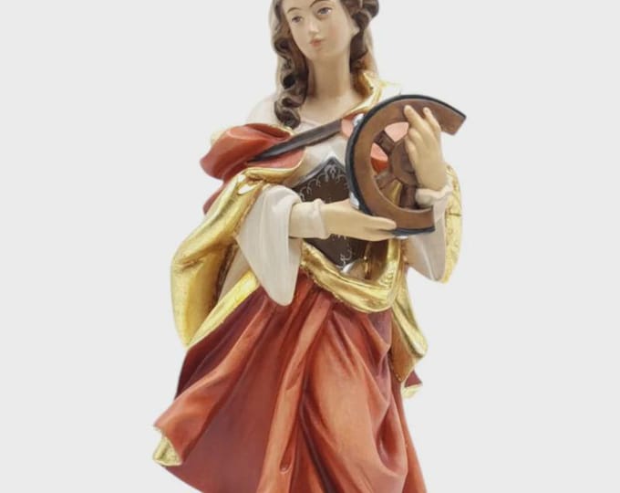 Statue of Saint Catherine of Alexandria carved in Valgardena wood and hand-decorated, Italian artisan production, various sizes