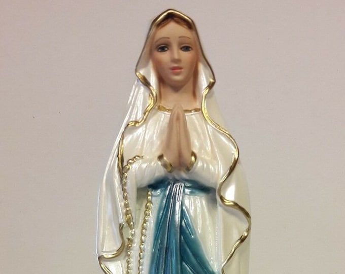 Statue of Our Lady of Lourdes cm 31,5 (12,40 inches) in plaster pearl decoration of Italian artisan production