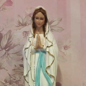 Madonna Lourdes Statue 40 cm (15.74 inches) in hand-decorated plaster of Italian artisan production