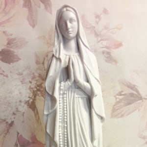 Estatua de Madonna Lourdes cm 42 (16,53 pulgadas) en mármol de resina blanca, hecha a mano en Italia