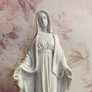Statue of the Miraculous Madonna cm 40 (15.74 inches) in white resin marble, handcrafted in Italy
