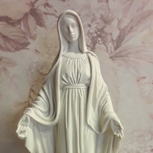 Statue of the Miraculous Madonna cm 30 (11.81 inches) in white resin marble, handcrafted in Italy