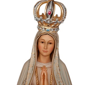 Estatua de la Virgen Peregrina de Fátima tallada en madera de Valgardena y decorada a mano, de producción artesanal italiana