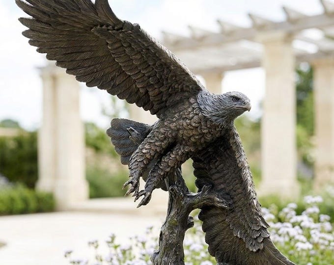 Classic sculpture of an eagle in flight, height 40 cm (15.75 inches) in bronzed resin marble, handcrafted in Italy