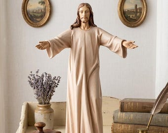 Statue of the Risen Jesus, carved in Valgardena wood and hand-decorated, Italian artisan production.