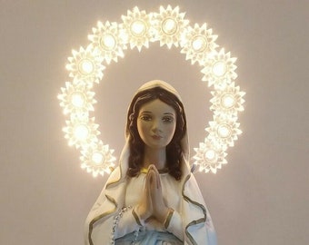 Statue Madonna Lourdes cm 30 (11.81 inches) with bright halo, hand-decorated resin marble of Italian craftsmanship