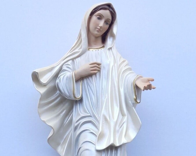 Statue of Our Lady of Medjugorje cm 40 (15.74 inches) in resin with pearl decoration, handcrafted in Italy