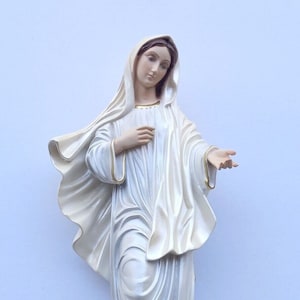 Statue of Our Lady of Medjugorje cm 40 (15.74 inches) in resin with pearl decoration, handcrafted in Italy