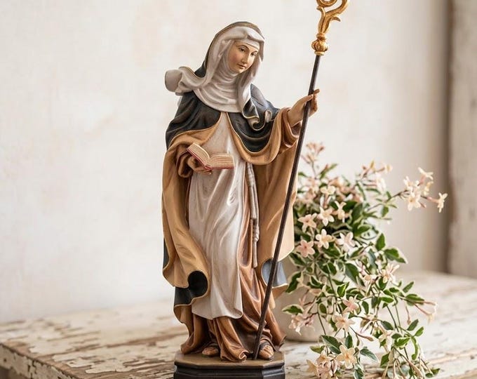 Sculpture of Saint Elvira with a book carved in Valgardena wood, hand-decorated, Italian artisan production, various sizes