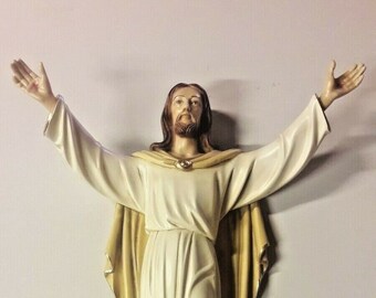 Statue of the Risen Jesus Christ 58 x 42 (22,83 x 16,53 inches) in hand-decorated resin marble of artisanal production