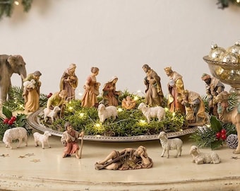 Complete nativity scene 21 pieces (without stable) carved in Valgardena wood, hand decorated, various sizes, Italian artisan production