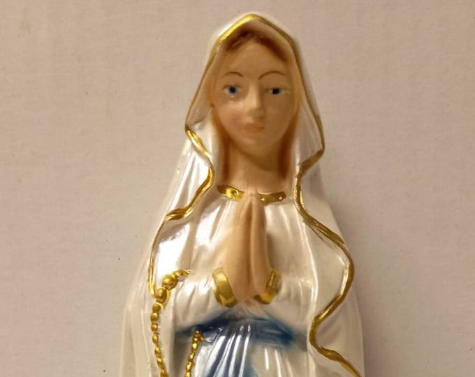 Madonna Lourdes Statue 31.5 cm (12.40 inches) in hand-decorated plaster, of Italian artisan production