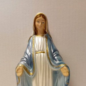 Statue of the Miraculous Madonna cm 32 (12,59 inches) in plaster, hand-decorated with pearl finish, of Italian artisan production