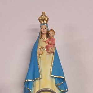 Estatua de la Virgen Caridad del Cobre de 30 cm (11,81 pulgadas) en mármol íntegramente en resina decorado a mano de producción artesanal italiana
