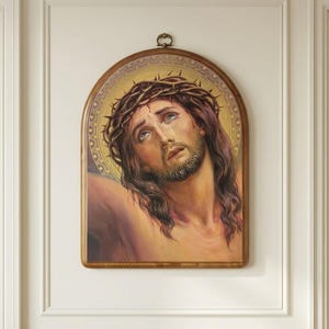 Può includere: Dipinto religioso incorniciato raffigurante un uomo con lunghi capelli castani, barba e corona di spine. Il dipinto ha un'aureola dorata ed è incorniciato in una cornice di legno. L'espressione dell'uomo è di dolore.