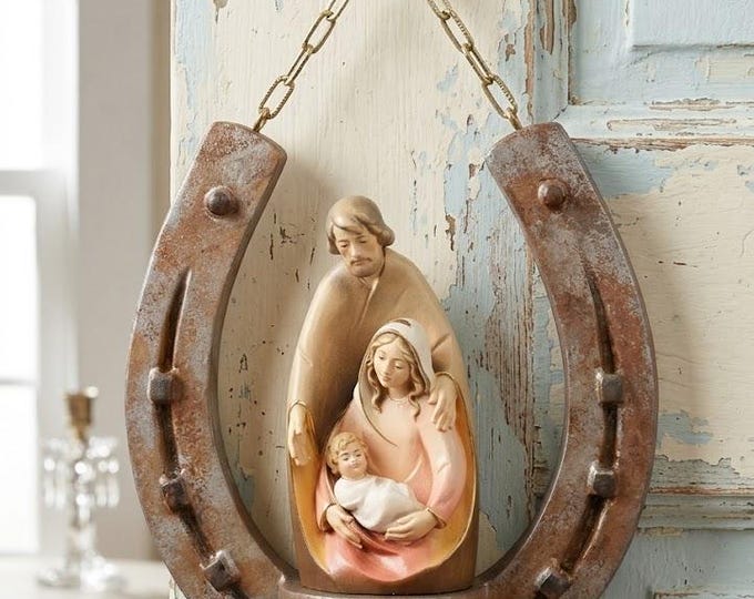 Nativity scene sculpture of the Holy Family on a horseshoe, carved in Valgardena wood and hand-decorated, made in Italy.
