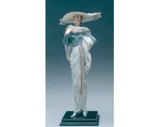 Art Deco sculpture Lady with hat, cm 34 (13.4 inch) in alabaster powder, wooden base, hand painted, made in Italy