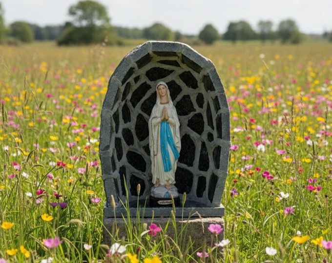 Handcrafted marble grotto, 36 x 26 cm, with a 27 cm statue of Our Lady of Lourdes, made in Italy.