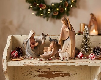 Nativity scene carved in Valgardena wood and hand-decorated, Holy Family, various sizes, Italian artisan production