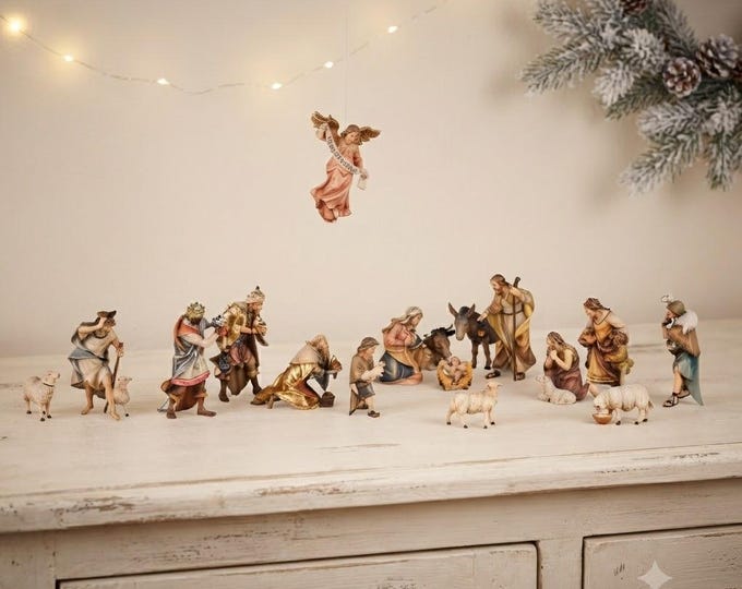 Complete 18-piece nativity scene (without stable) carved in Valgardena wood, hand-decorated, various sizes, Italian artisan production