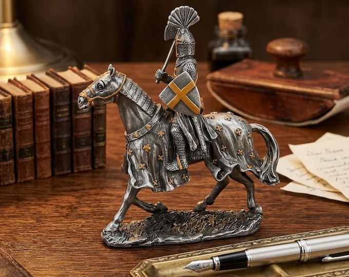 Classical sculpture of a knight on horseback, 11 cm (4.33 inches) in solid pewter, hand-decorated, made in Italy