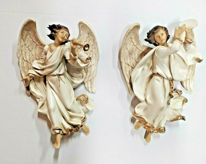 Pair of hanging angels cm 28 x 20 (11.02 x 7.87 inches) in hand-decorated resin, artisanal production