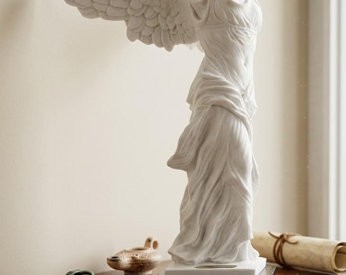 Classical sculpture "Venus of Samothrace", 40 cm (15.74 inches) in alabaster powder, marble base, handcrafted, made in Italy