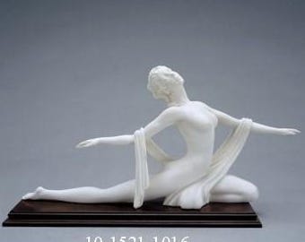 Classical sculpture of Venus, cm 43 x 24 (16.9 x 9.44 inches) in alabaster powder, base in walnut wood, handcrafted, made in Italy