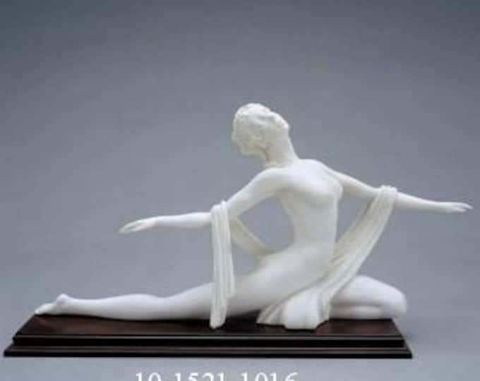 Classical sculpture of Venus, cm 43 x 24 (16.9 x 9.44 inches) in alabaster powder, base in walnut wood, handcrafted, made in Italy