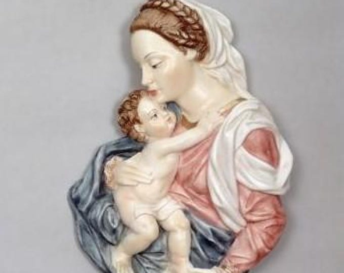 Madonna with child plaque cm 20 (7.87 inches) made of alabaster powder decorated by hand, Italian artisan production