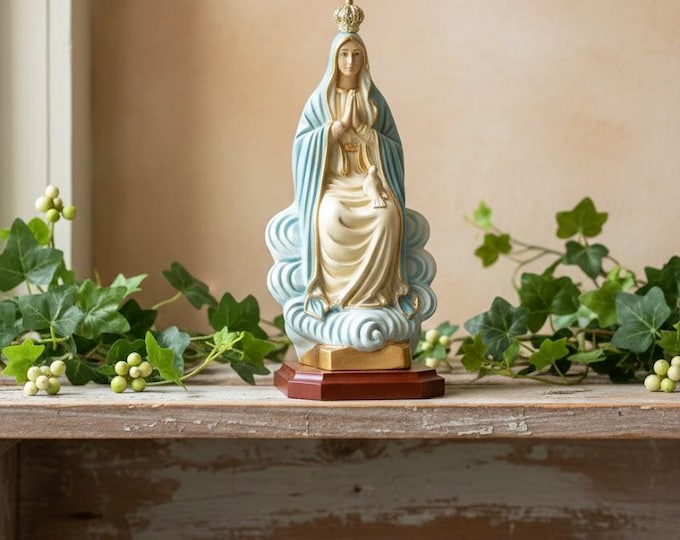 Statue of the Madonna Della Pace cm 31.5 x 14 (12.40 x 5.51 inches) in solid resin marble decorated by hand, artisanal production