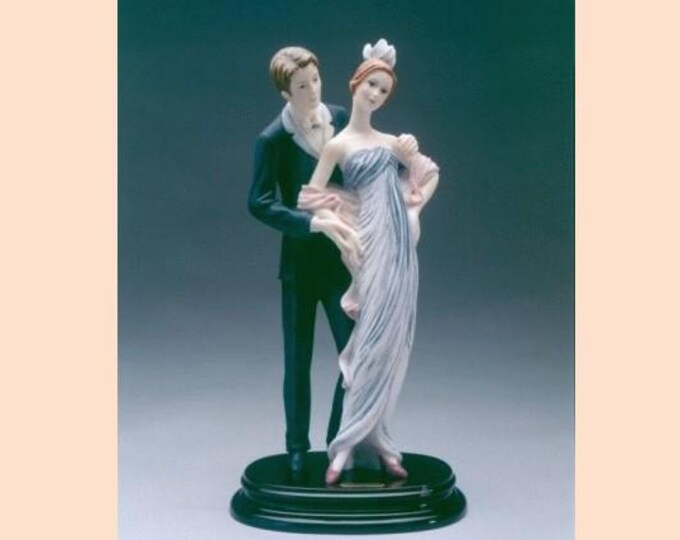 Art Deco Sculpture Couple of Lovers, cm 38 (15 inch) in alabaster powder, wooden base, hand painted, made in Italy