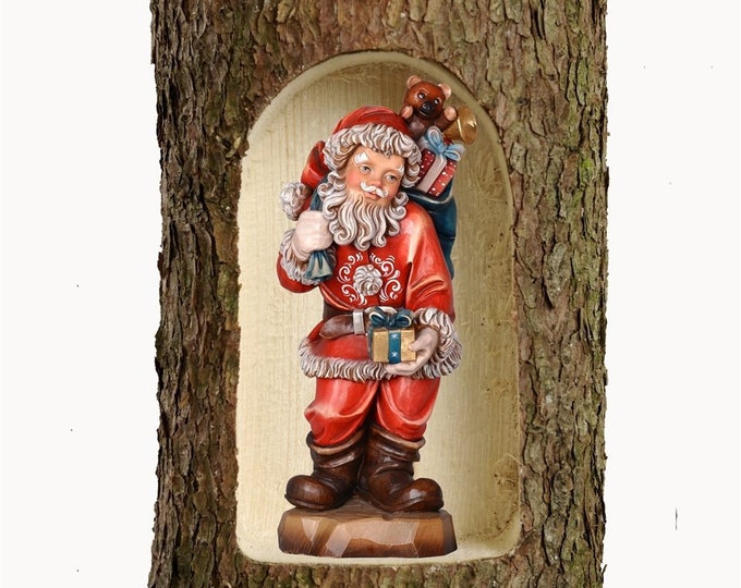 Santa Claus sculpture in tree trunk, carved in Valgardena wood and hand-decorated, of Italian artisan production